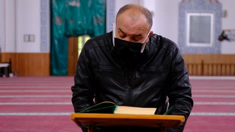 Alter-Maskierter-Mann,-Der-Während-Des-Ramadan-Koran-Liest