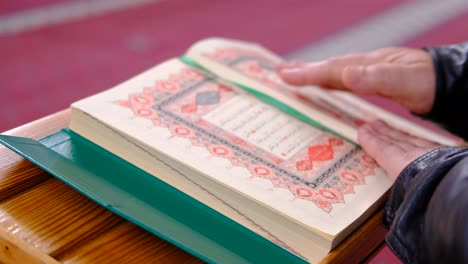 Cerrar-Libro-Sagrado-Musulmán