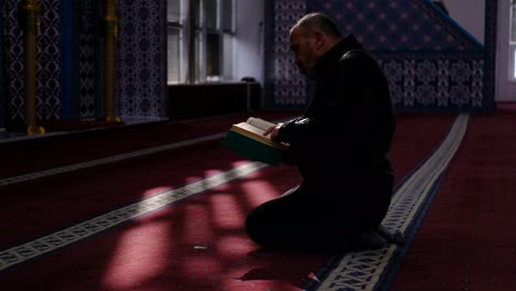 Man-Reads-Quran-In-Mosque-3