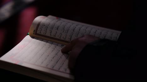 Leyendo-El-Libro-Sagrado-Musulmán-En-La-Mezquita