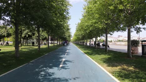 Fußgängerweg-Im-Park