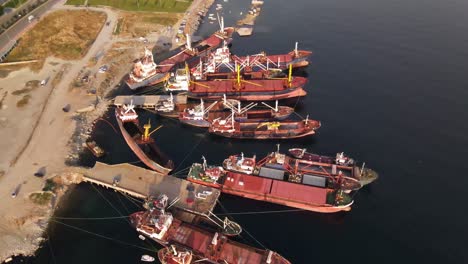 Barcos-Anclados-En-El-Puerto-2