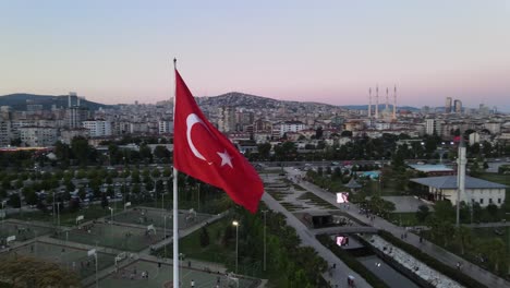 Drohnenaufnahme-Mit-Türkischer-Flagge