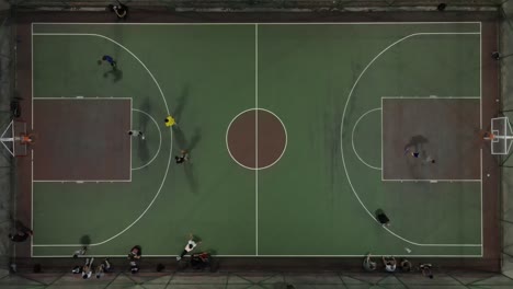 Drone-Shot-Hombres-Jóvenes-Jugando-Baloncesto