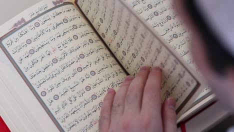 Nahaufnahme-Eines-Jungen-Mannes,-Der-Koran-Liest