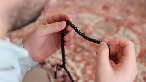 A-Hand-Praying-With-Beads-For-Allah