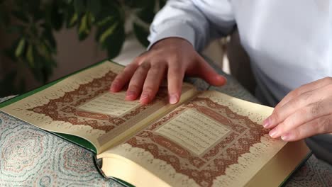 Koran-In-Nahaufnahme-Als-Muslimischer-Mann-Liest