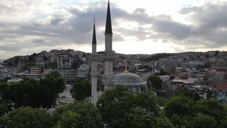 Islamische-Muslimische-Yeni-Valide-Moschee-Uskudar-Von-Istanbul-Drohnenschuss