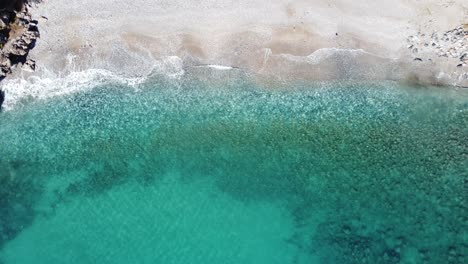 Drohne-Ansicht-Blaue-Wellen-Mittelmeer