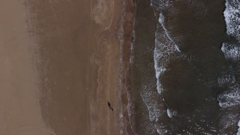 Luftdrohne-Meereswellen-Strand