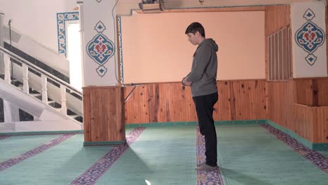 Joven-Rezando-En-La-Mezquita