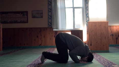 Praying-In-Mosque