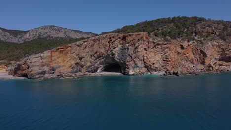 Drone-Vista-Hacia-La-Cueva-Junto-Al-Mar.