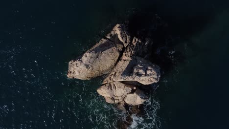 Imagen-De-Drone-Moviéndose-Elevándose-Sobre-La-Isla