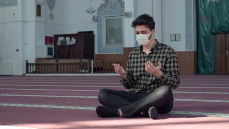 Beten-In-Der-Moschee-Während-Der-Pandemie