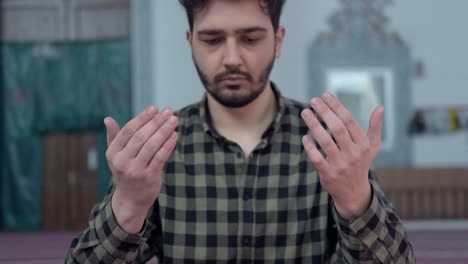 Muslim-Man-Praying-To-Allah