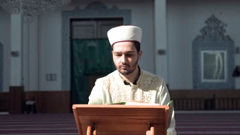 Imam-Liest-Koran-In-Der-Moschee-1
