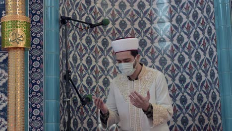 Ein-Junger-Mann,-Der-Während-Der-Pandemie-In-Der-Moschee-Betet
