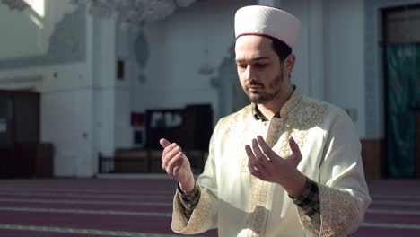Imam-Praying-In-Mosque-1