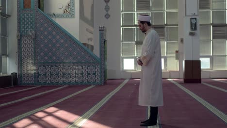 Imam,-Der-Allein-In-Der-Moschee-Betet