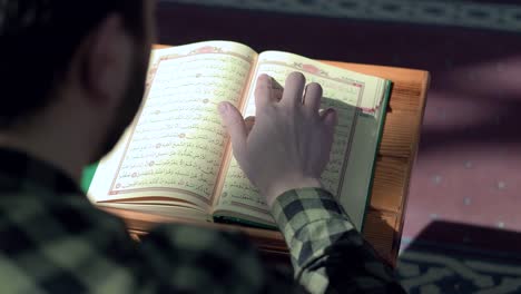 Muslimischer-Junger-Mann,-Der-Koran-Moschee-Liest-3