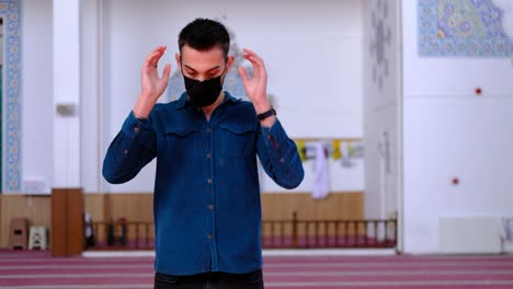 Muslimische-Anbetung-In-Einer-Maske-Hebt-Die-Hände-Zum-Gebet-In-Der-Moschee
