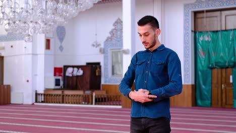 Junger-Mann-Betet-In-Moschee-1