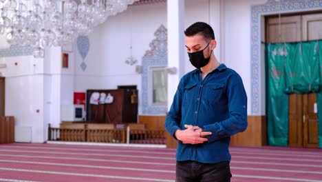 Junger-Mann-Betet-Mit-Maske-In-Einer-Moschee-An