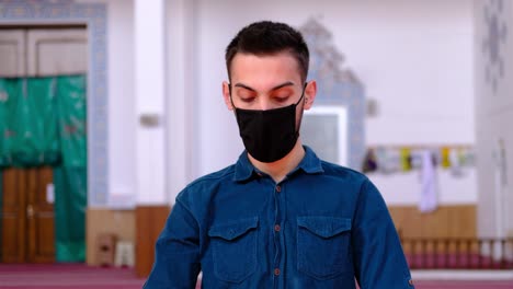 Mann-Betet-Während-Der-Pandemie-In-Einer-Maske-An
