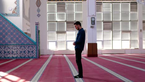 Hombre-En-Mezquita-Adorando-Y-Rezando