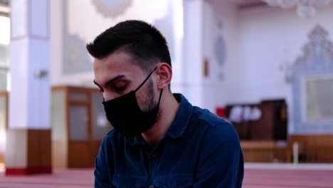 Junger-Mann-Trägt-Maske-Und-Dreht-Seinen-Kopf-In-Der-Moschee-4