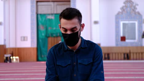 Mann-Trägt-Maske-Betet-Und-Dreht-Seinen-Kopf-Moschee-2
