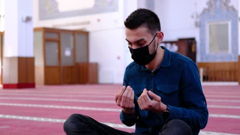 Junge-Muslime-Beten-Wegen-Coronavirus-In-Maske