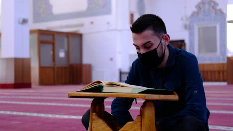 Man-Wears-A-Mask-And-Recites-The-Quran-In-Mosque