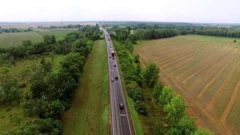 Vista-Aérea-Del-Tráfico-De-Carreteras-Rurales