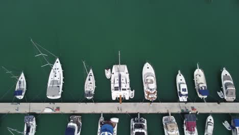 Drohnenbild-Von-Yachten,-Die-Am-Pier-Vertäut-Sind