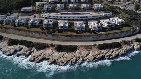 Drohnenbild-über-Weißen-Ferienhäusern-Und-Meer