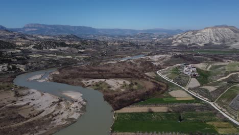 Drone-Vista-De-Tierras-De-Cultivo-Junto-Al-Río.