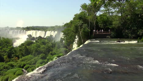 Cataratas-Del-Iguazú-Argentina-Río-Se-Hunde-Sobre-El-Borde