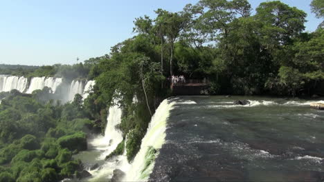 Iguazu-Falls-Argentinien-Fluss-Stürzt-über-Felsvorsprung