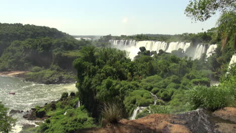 Iguazu-Falls-Argentinien-Rinnsal-Wasser-Im-Vordergrund