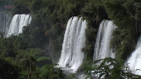 Cataratas-Del-Iguazú-Argentina-Se-Aleja-Del-Agua-Que-Cae