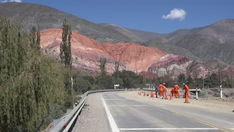 Argentina-Purmamarca-car-and-hill-of-seven-colors-with-road-workers