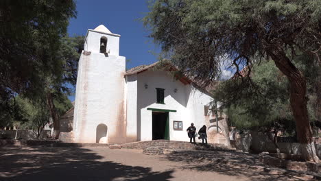 Argentinien-Purmamarca-Kirche-Mit-Menschenca