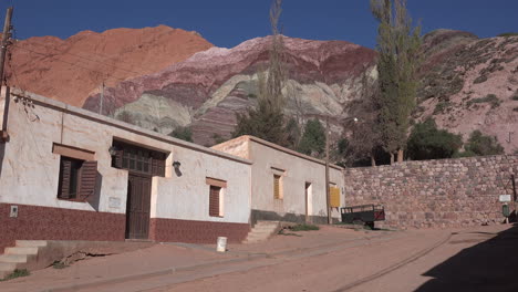 Argentina-Purmamarca-Cerro-De-Los-Siete-Colores-Más-Allá-De-Las-Casas