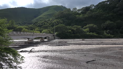 Argentinien-Fluss-Und-Brücke-In-Der-Nähe-Von-Salta