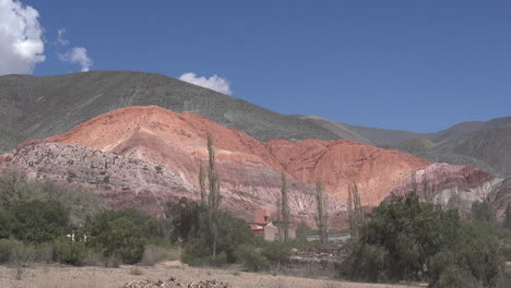 Argentina-Colina-De-Siete-Colores-Distante-Pan