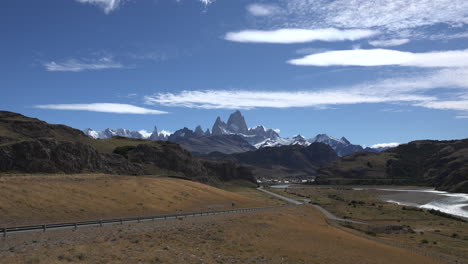 Argentina-Acercar-Al-Monte-Fitz-Roy-Y-Cielo-Azul