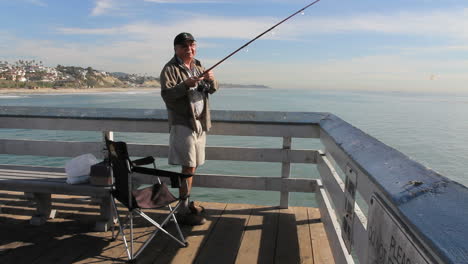 California-San-Clemente-Hombre-Pescando-Desde-El-Muelle