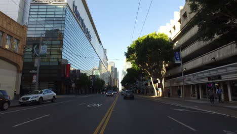 San-Francisco-Kalifornien-Vorbei-An-Glasgebäude-Und-Autos